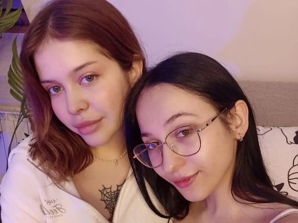 LynetteAndTayte's live cam