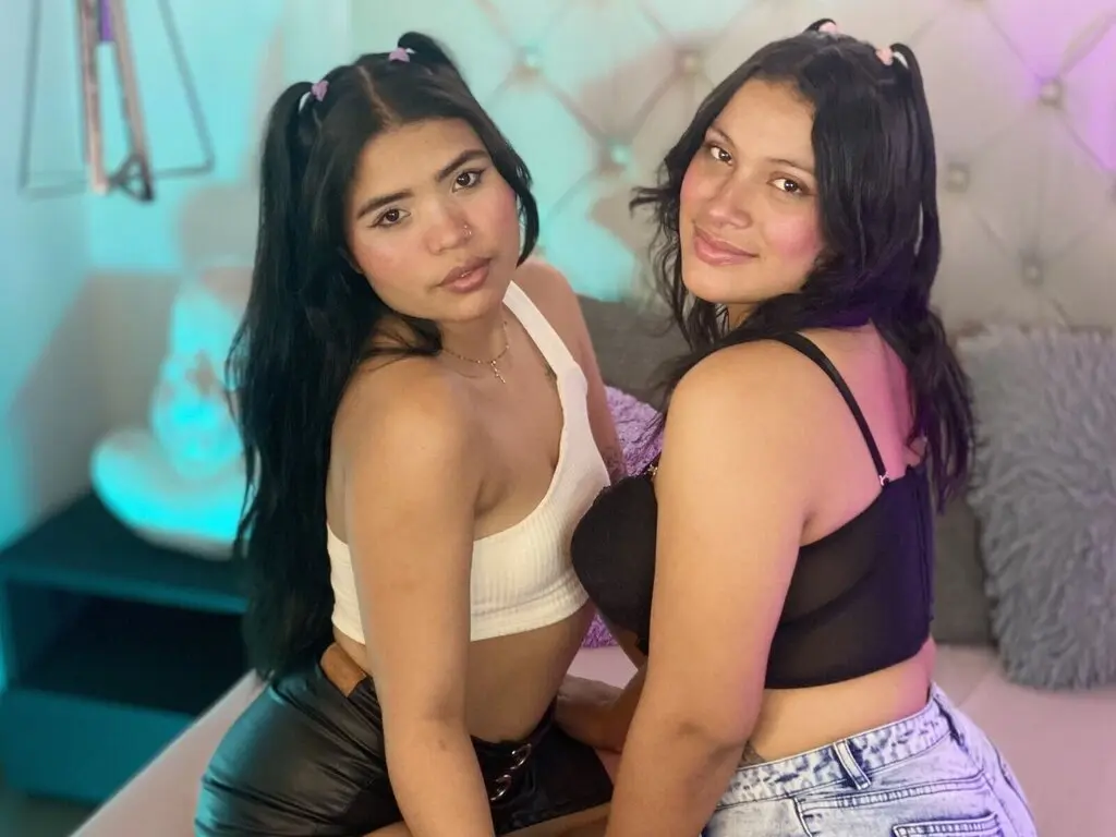 SophiaandMila's live cam